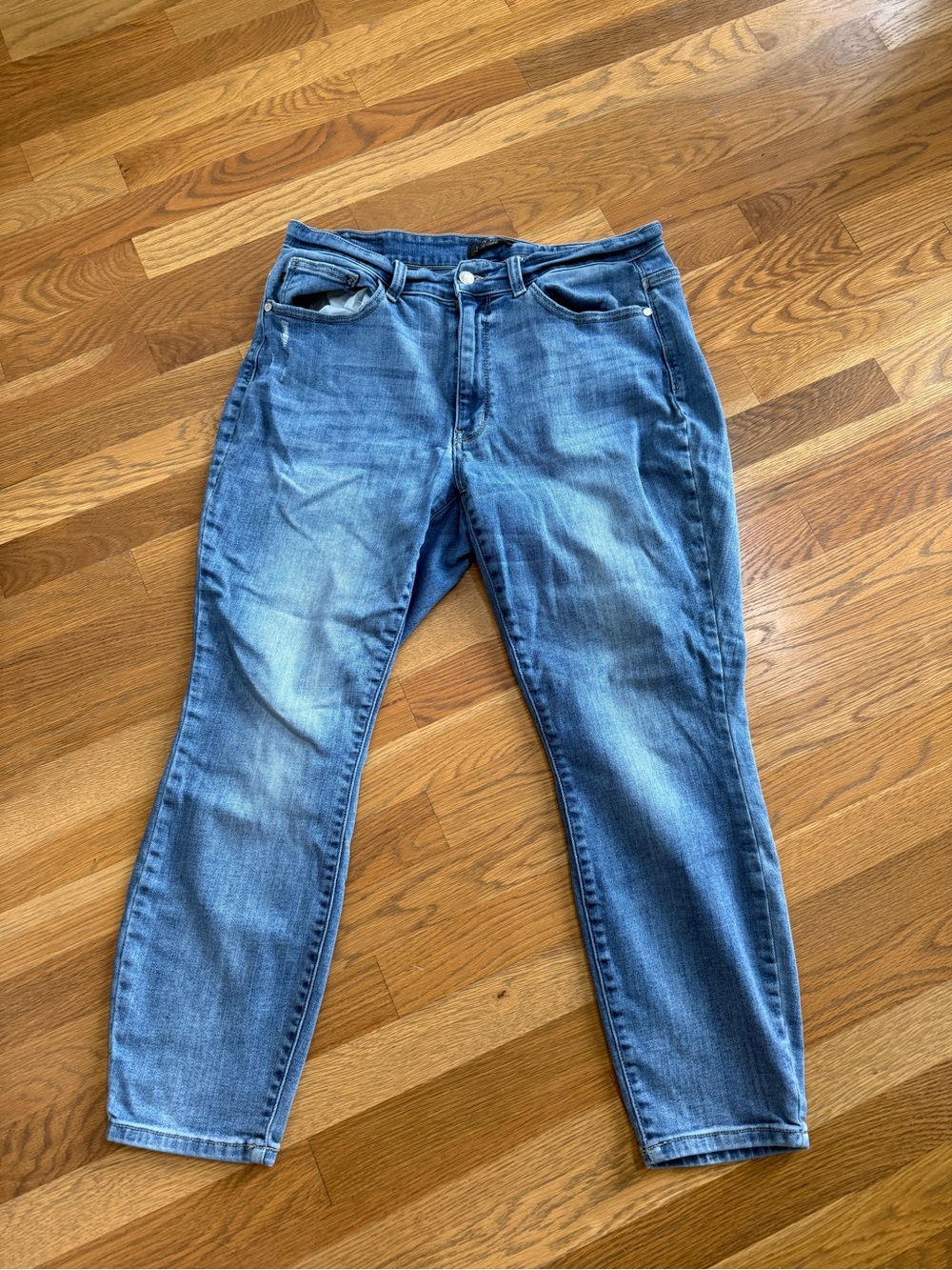 Judy Blue Medium Wash Ankle Cropped Jeans